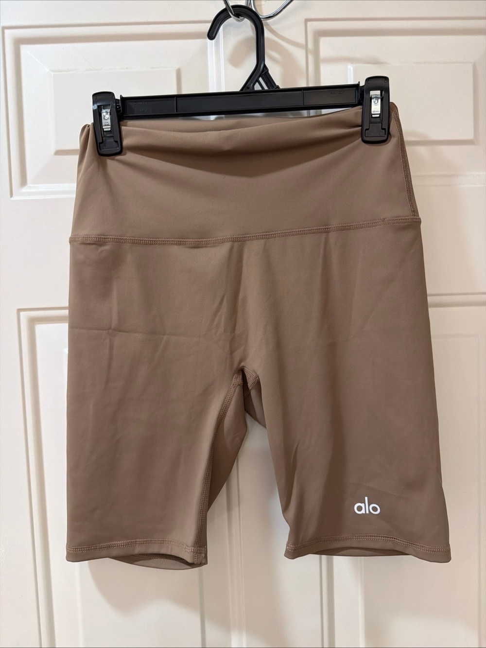 Alo Yoga Airlift Energy Women’s Light Cocoa Biker Shorts NWT Large